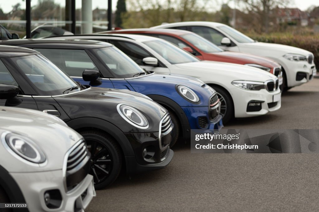 BMW och Mini Cooper motorfordon till salu på återförsäljare