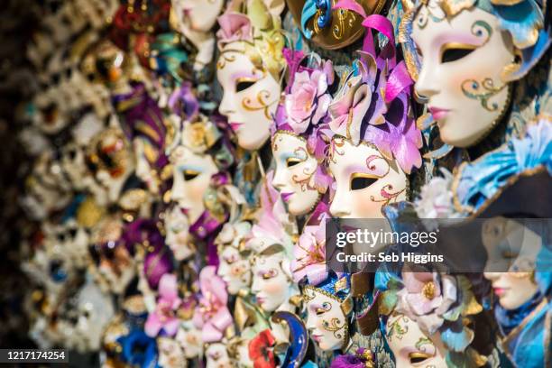 venetian masks - venetiaans-masker stockfoto's en -beelden
