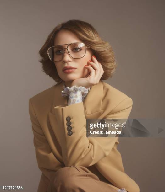 modieuze vrouw in beige kostuum, jaren '70 stijl - 1970s fashion stockfoto's en -beelden
