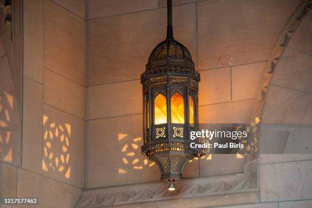 ornament light in sultan qaboos grand mosque, muscat, oman - arabic ornament stock-fotos und bilder