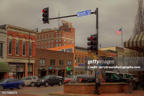 ninth and broadway columbia missouri - columbia town photos et images de collection