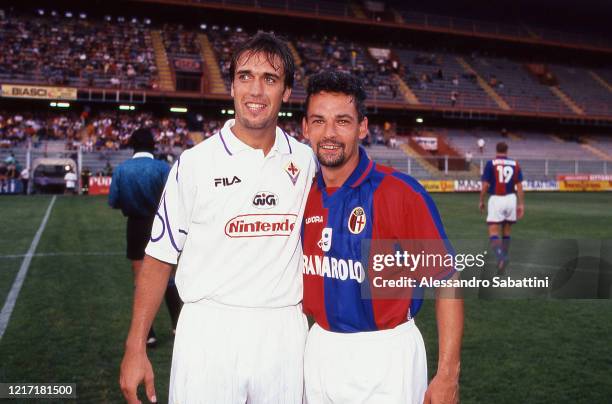 Gabriel Battistuta of ACF Fiorentina embraces Roberto Baggio of Bologna Fc during the Serie A match between Bologna FC and ACF Fiorentina in Bologna,...