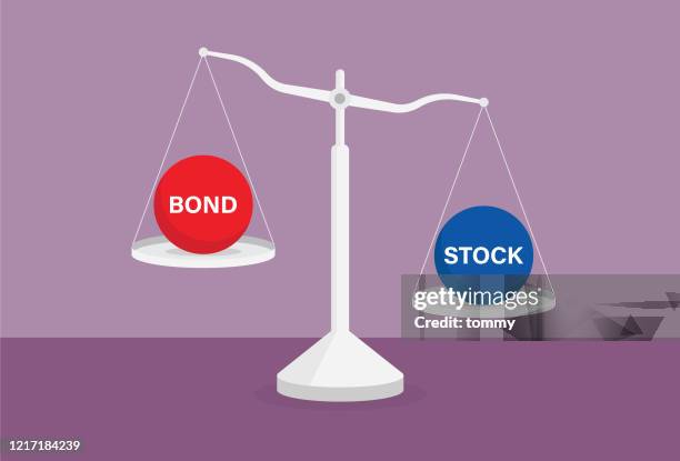 aktien und anleihen auf der skala - investmentfonds stock-grafiken, -clipart, -cartoons und -symbole
