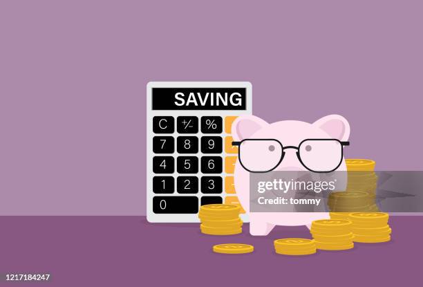 ilustrações de stock, clip art, desenhos animados e ícones de piggy bank wears eyeglasses with a stack of coins and a calculator - calculating