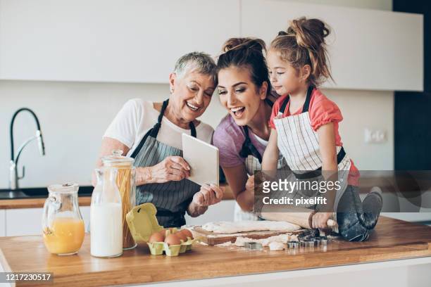 we proberen een nieuw recept - mother daughter kitchen stockfoto's en -beelden