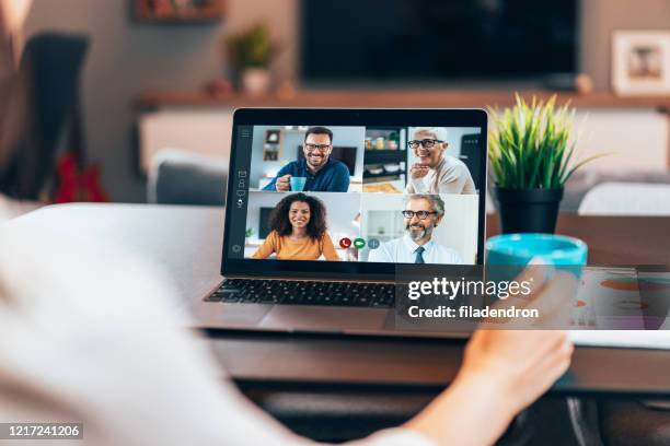 business-team in videokonferenz - meeting room screen stock-fotos und bilder