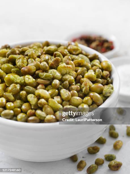 zout en peper geroosterde edamame bonen - roasted stockfoto's en -beelden