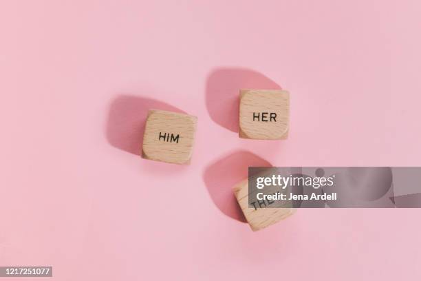 him, her, they: preferred gender pronouns, personal gender pronouns - gender equality stockfoto's en -beelden