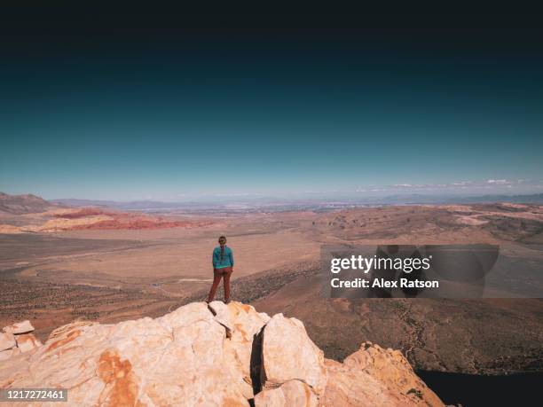 a young women stands atop juniper peak in red rocks canyon state park, nevada - man woman top view stockfoto's en -beelden