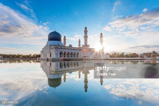 kota kinabalu city mosque (the floating mosque) or masjid bandaraya kota kinabalu in blue sky - kota kinabalu stock-fotos und bilder