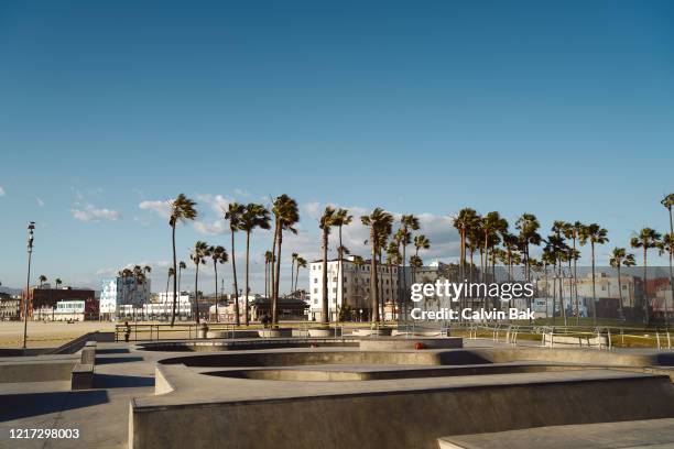 venice beach skatepark - venice california photos et images de collection