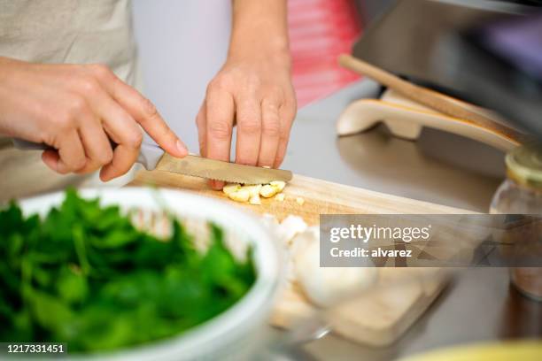 chef-kok die groenten op scherpe raad hakt - woman look up stockfoto's en -beelden