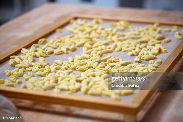 pasta fatta a mano sul bancone della cucina - cavatelli foto e immagini stock