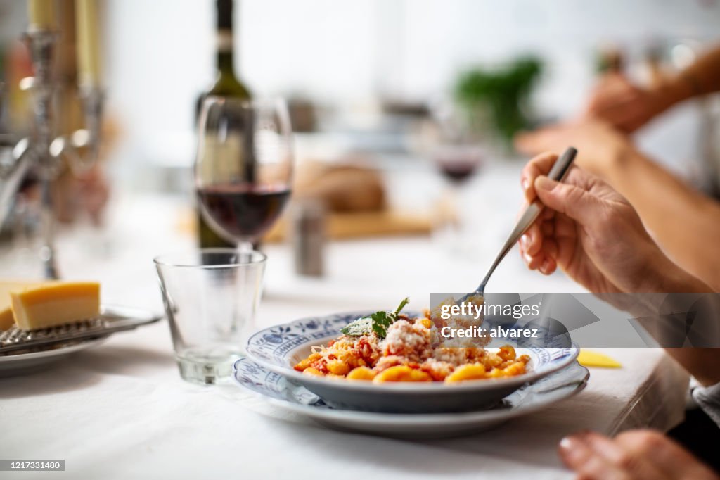 婦女吃義大利麵的特寫