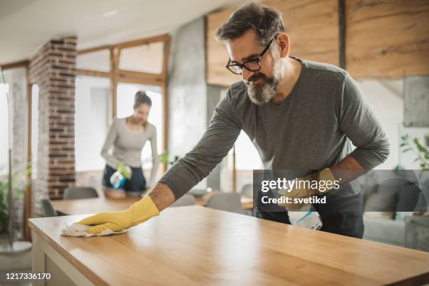 het schoonmaken van de familie tijdens isolatie - house cleaning stockfoto's en -beelden