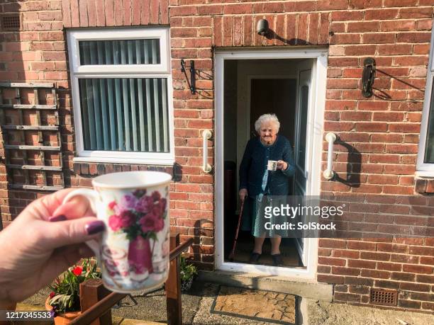 distanciamento social com a família - british granny - fotografias e filmes do acervo