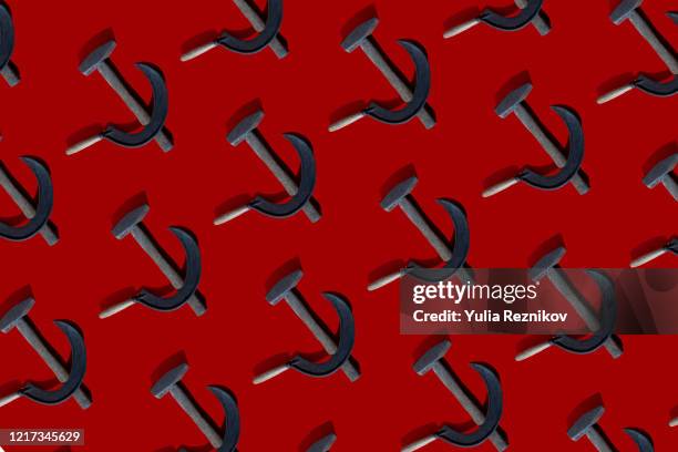 sickle and hammer on the red background - hammer and sickle fotografías e imágenes de stock