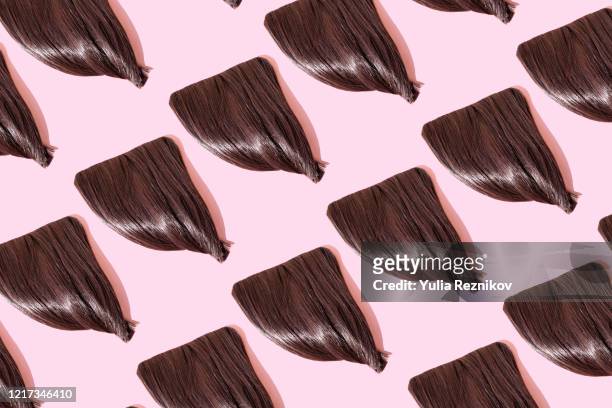 close-up of repeated fringes on pink background - alongamento de cabelo - fotografias e filmes do acervo