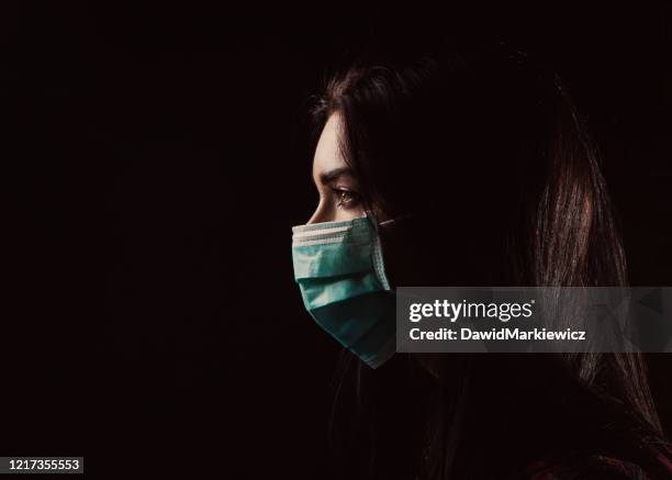 belle femme dans un masque bleu - face mask coronavirus photos et images de collection