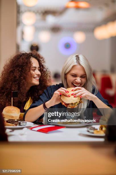 friends and food are the perfect combination - hamburger stock pictures, royalty-free photos & images