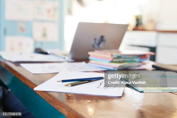 colored pencils and school books on dining table - instruction à domicile photos et images de collection