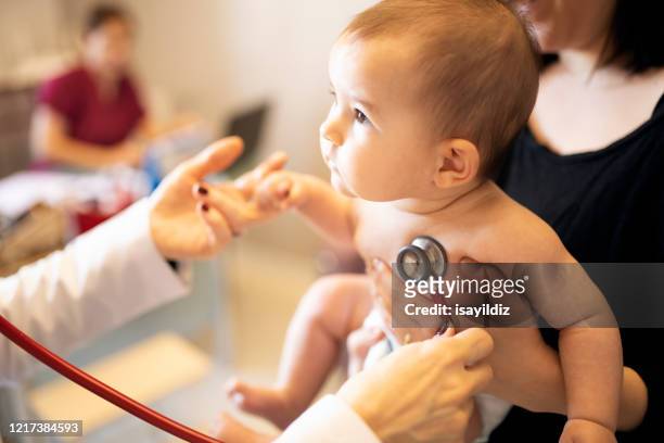 ein baby und ihr arzt - stethoscope heart stock-fotos und bilder