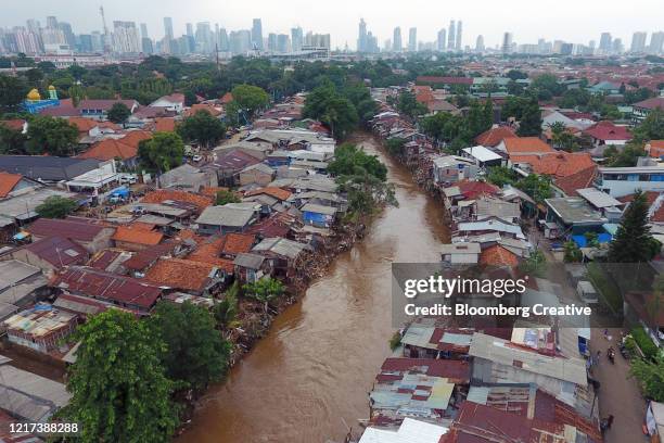 the ciliwung river in indonesia - jacarta - fotografias e filmes do acervo