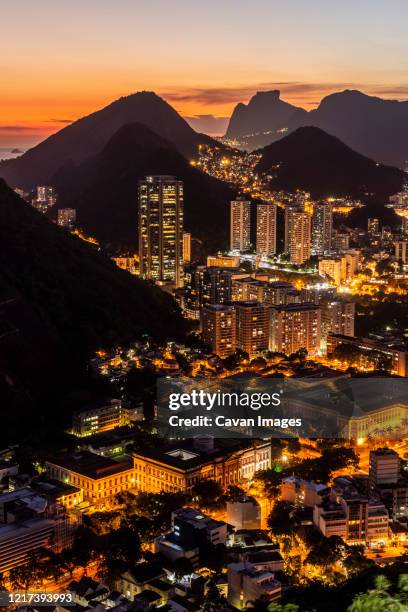 beautiful sunset view from sugar loaf mountain to city and mountains - montaña de sugarloaf fotografías e imágenes de stock