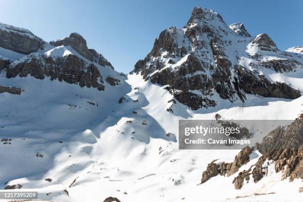 panoramic view of snowy mountains in a sunny days of the pyrenees - pirineos fotografías e imágenes de stock