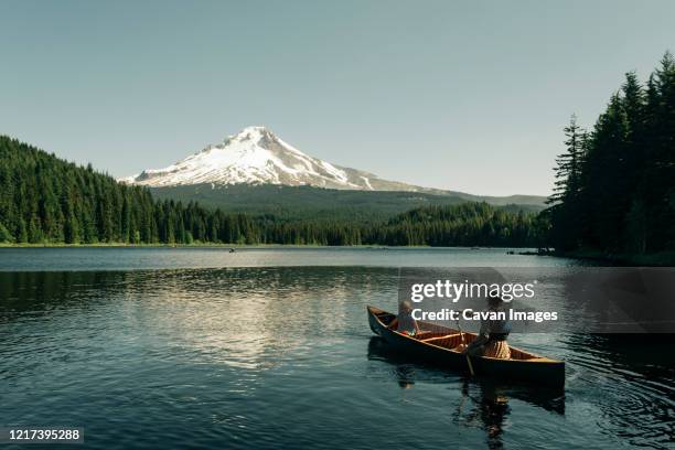 a father canoes with his daughter on trillium lake near mt. hood, or. - canoeing 個照片及圖片檔