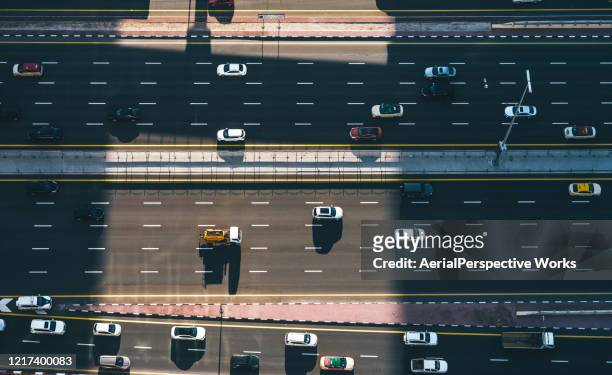 高速道路上の都市交通の空中トップダウンビュー - expo 2020 dubai ストックフォトと画像