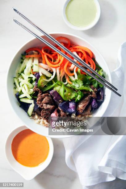beef and rice poke bowl - arroz integral fotografías e imágenes de stock