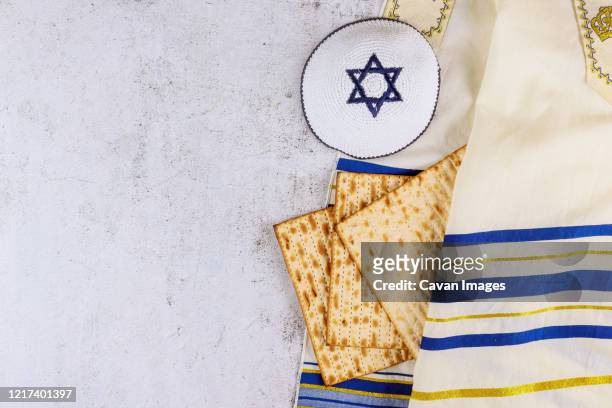 passover matzoh jewish holiday bread with kipah - passover stock-fotos und bilder