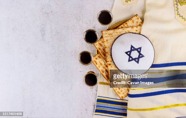 passover matzoh jewish holiday bread, four glasses kosher wine over table. - passover symbols 個照片及圖片檔