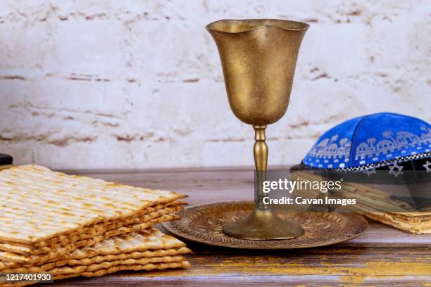 matzoh jewish holiday red kosher wine glasses of matza passover haggadah - passover symbols 個照片及圖片檔