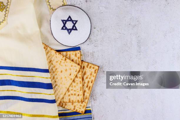 judaism religious on jewish matza passover - passover stockfoto's en -beelden