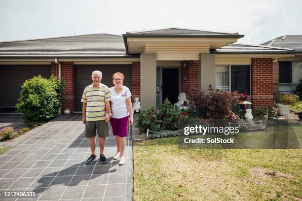 on a acheté une maison ! - old people australia photos et images de collection