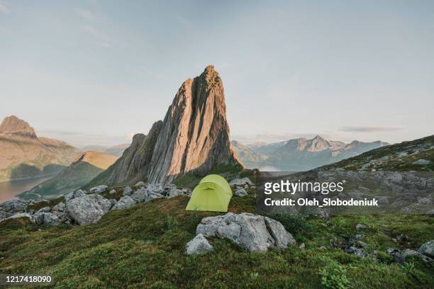 toneelmening van tent dichtbij berg segla op senja - senja stockfoto's en -beelden