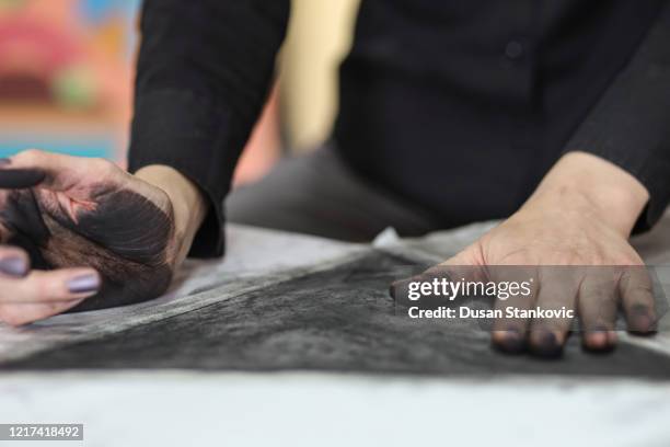 handen van een jonge kunstenaar die aan houtskool tekeningsvoorraadfoto werkt - carbon paper stockfoto's en -beelden