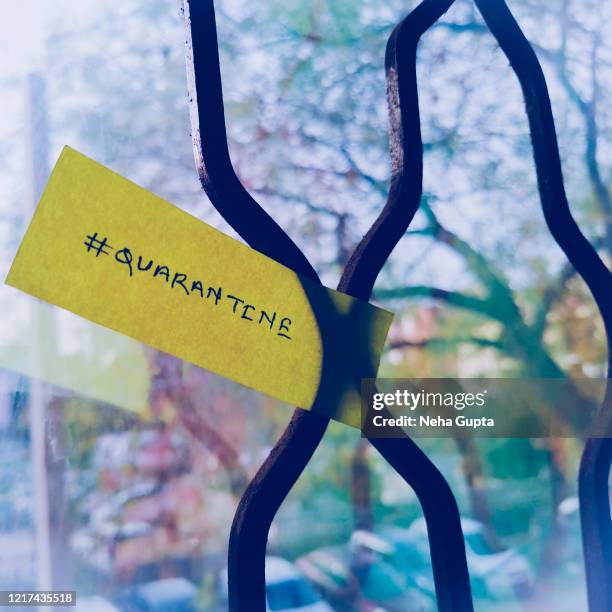 flatten the curve. quarantine. social distancing. - de curve afvlakken stockfoto's en -beelden