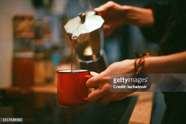 primo-up delle mani di una donna che versa caffè - preparazione foto e immagini stock