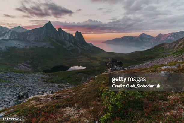 schilderachtige mening van berg segla op eiland senja - norwegian culture stockfoto's en -beelden