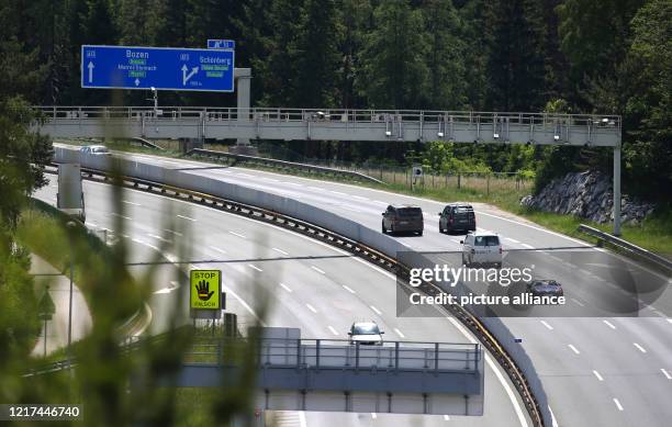 June 2020, Austria, Schönberg: Cars drive towards Italy just before the Brenner Pass. Photo: Karl-Josef Hildenbrand/dpa