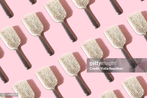 close-up of repeated hairbrushes on pink background - hairbrush 個照片及圖片檔