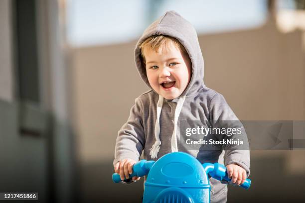 kleinkind fährt auf seinem blauen roller - ninja kid stock-fotos und bilder