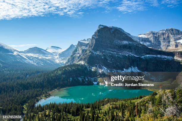 a scenic photo of montana's iconic grinnell lake in glacier national park. - parque nacional glacier fotografías e imágenes de stock