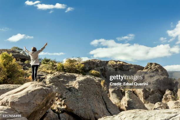 mujer disfrutando del aire libre en la naturaleza. conceptos de vida saludable y libertad. - cordoba argentina fotografías e imágenes de stock