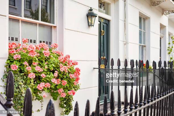 típica casa adosada en pimlico londres inglaterra reino unido - estilo regencia fotografías e imágenes de stock