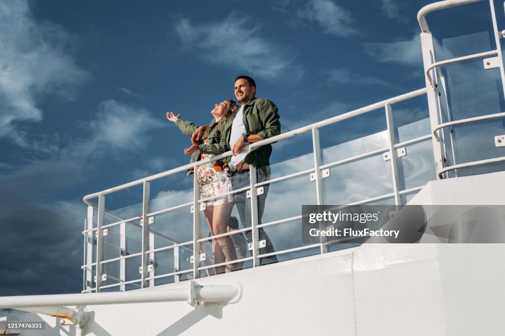 Unbeschwertes Paar genießt eine Kreuzfahrtschiff-Reise