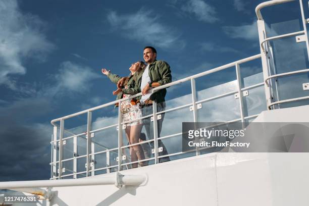 クルーズ船旅行を楽しむ気楽なカップル - ship deck ストックフォトと画像